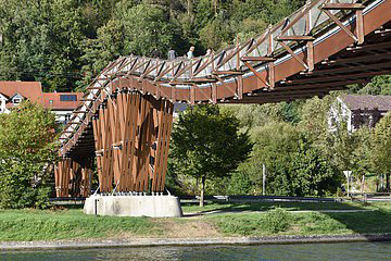 Die wunderschöne Fußgängerbrücke über den Kanal bei Essing